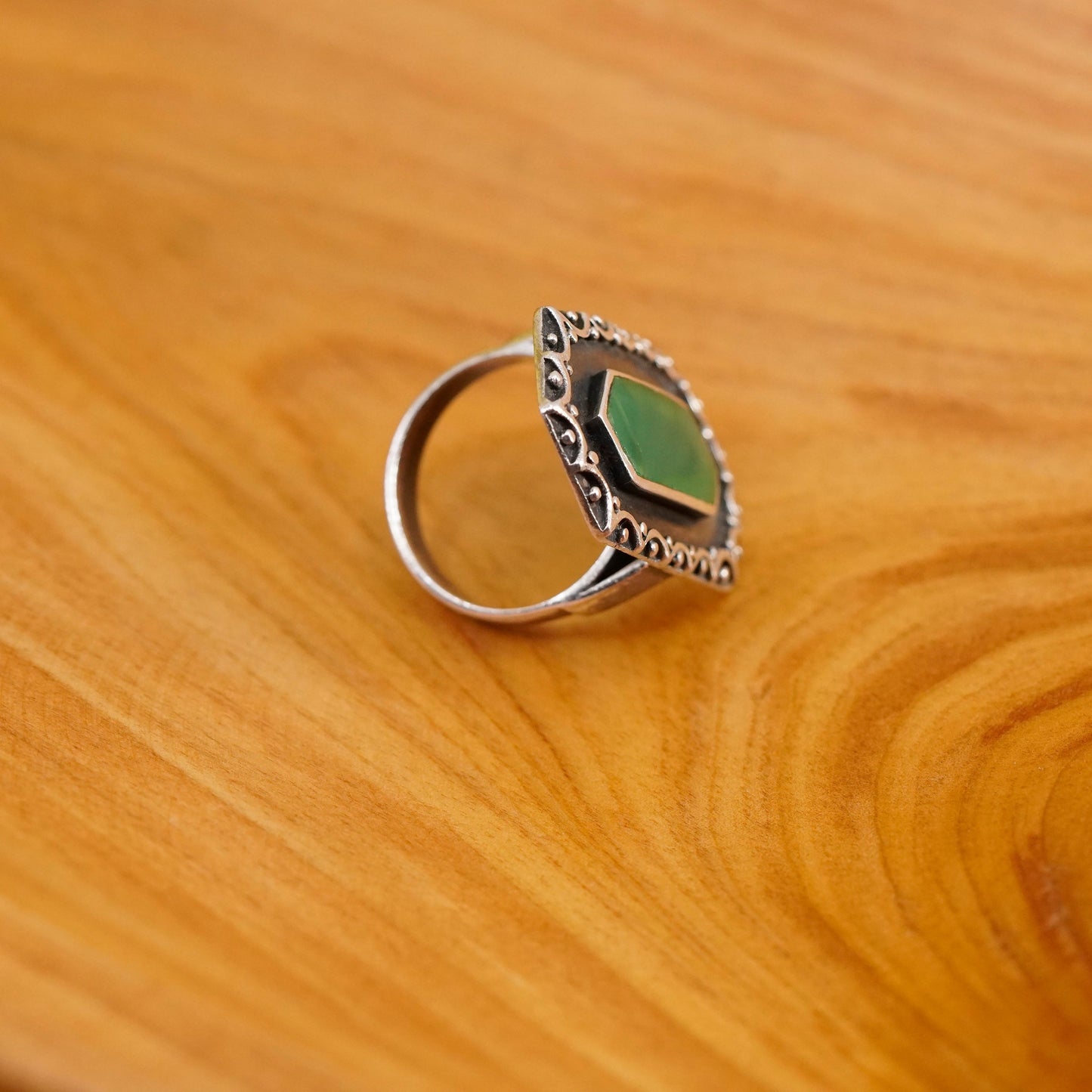 Size 8, vintage southwestern Sterling 925 silver handmade ring with emerald