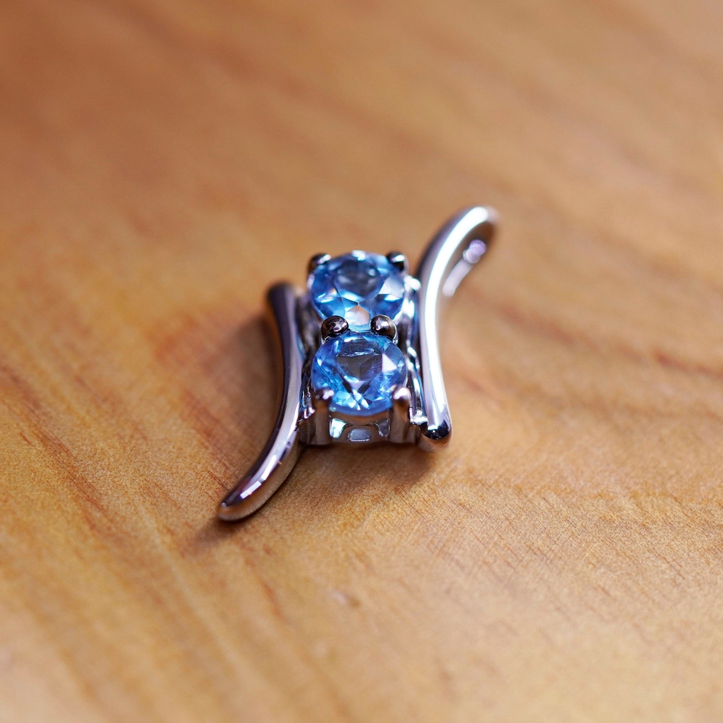 Vintage Sterling 925 silver wavy pendant with blue topaz