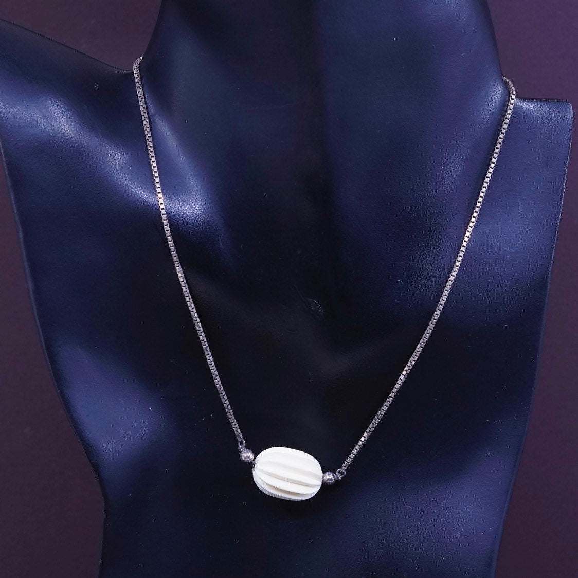 15" vtg Sterling silver box chain w/ ribbed carved tree nut pendant
