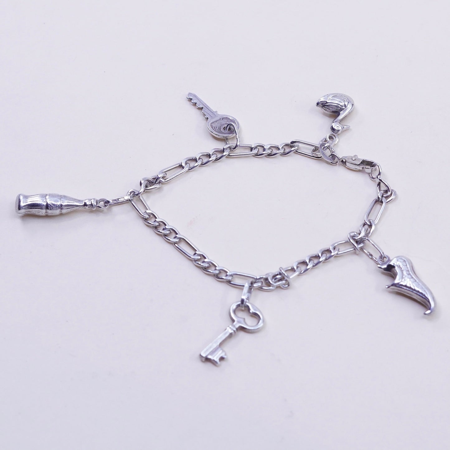 6.75”, beau sterling 950 silver figaro chain bracelet Shoe key coke swan charms