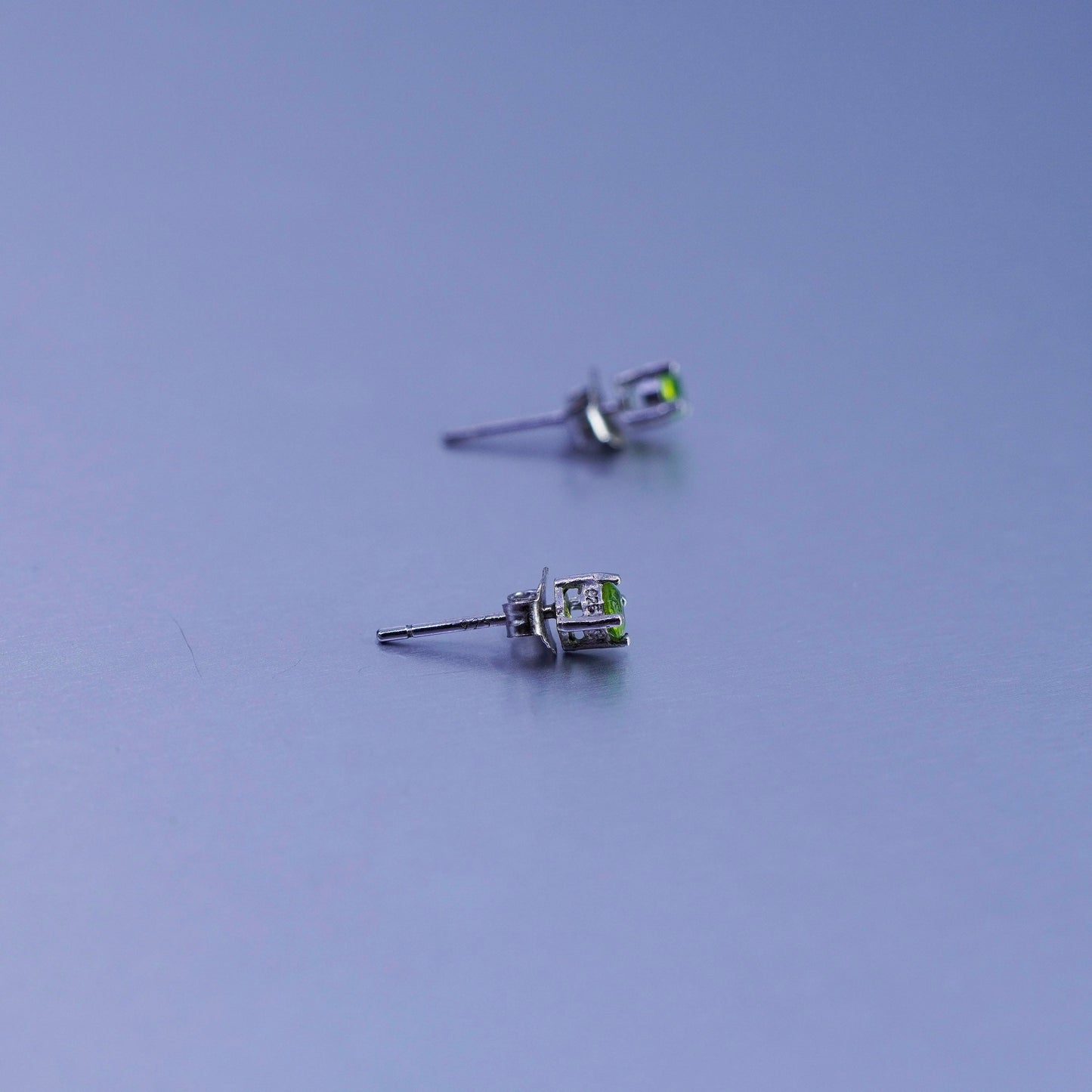 3mm, Vintage Sterling 925 silver earrings, studs with peridot inlay