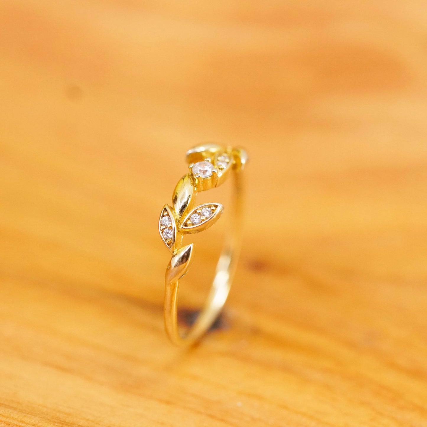 Size 6.5, vintage Sterling 925 silver ring, band with leaves and cz