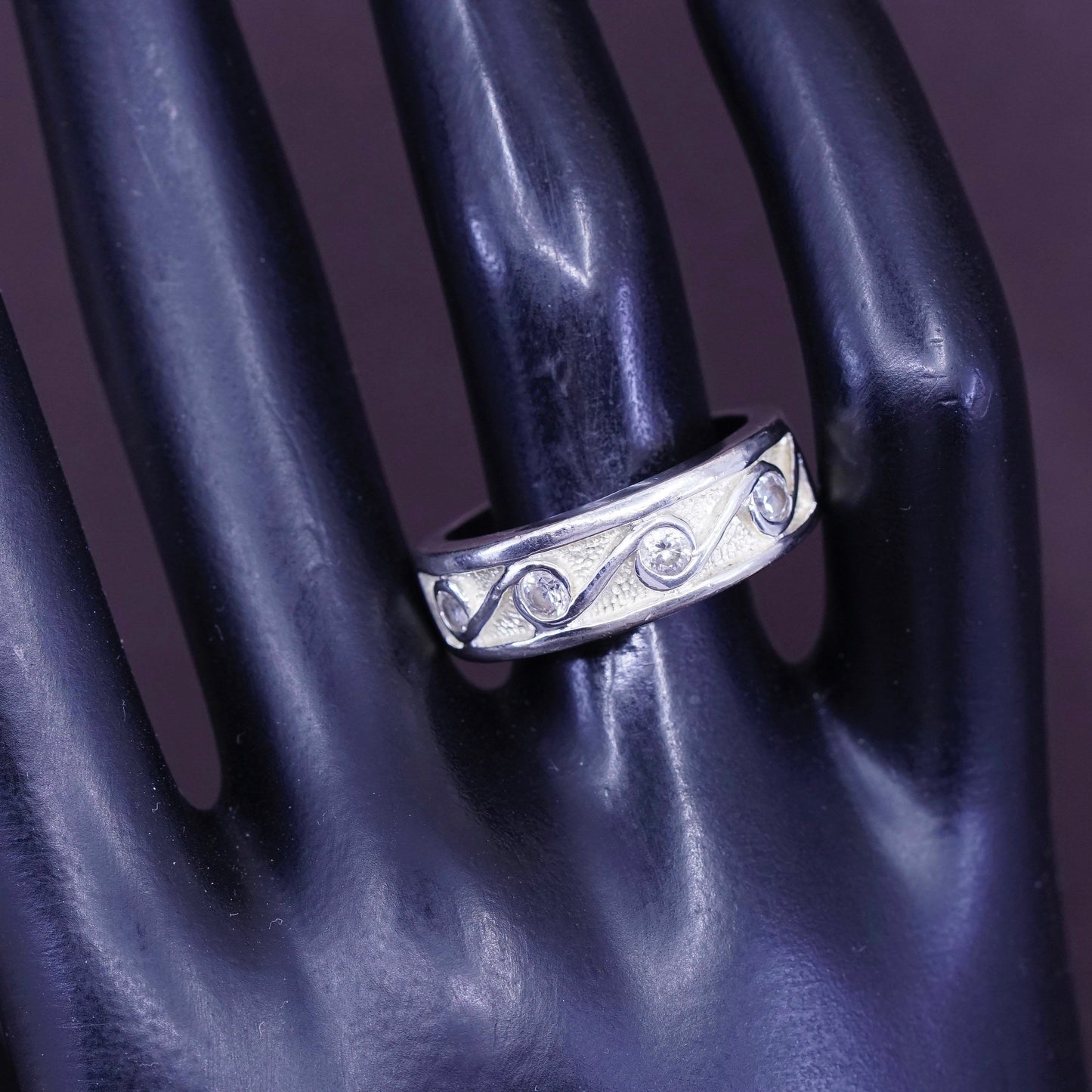 Size 9, vtg handmade Sterling 925 silver ring with round cz and swirl embossed