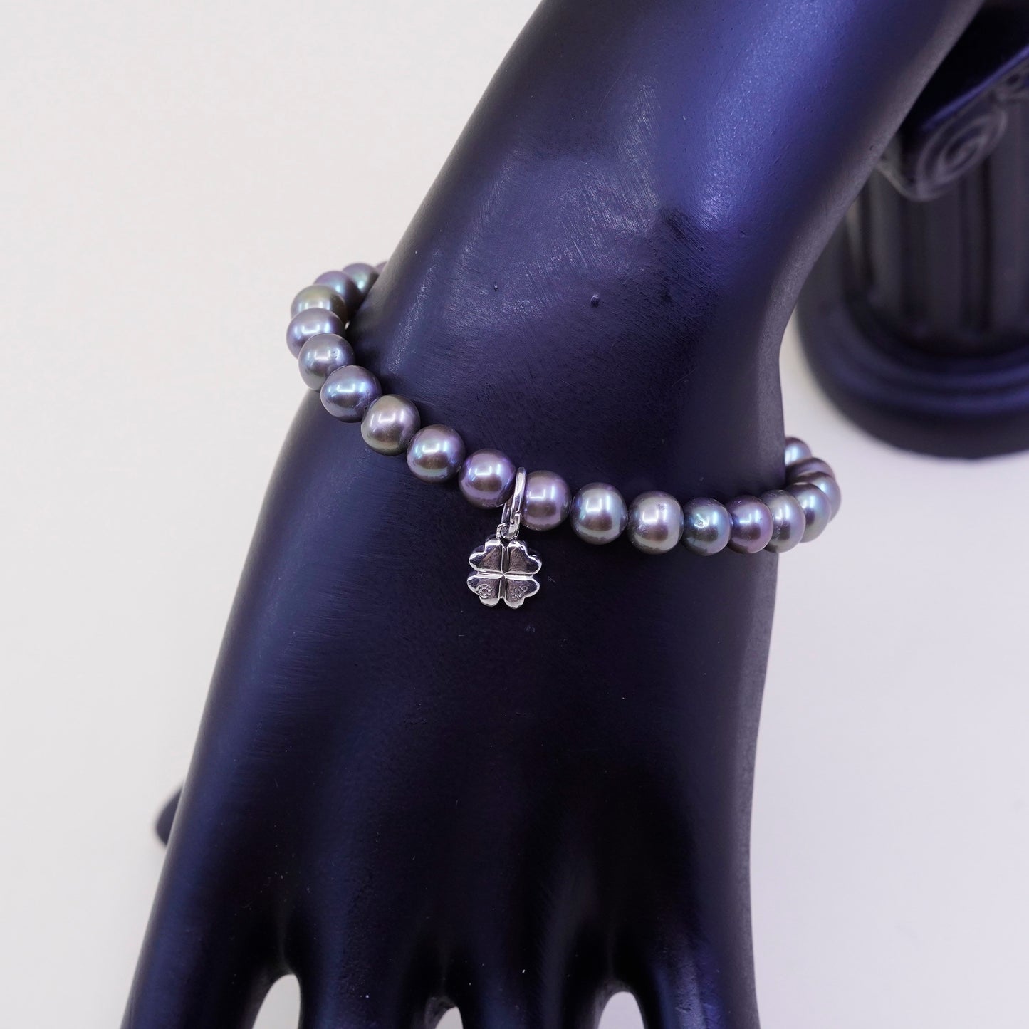 7”, bracelet, black pearl with elastic band and 925 silver lucky clover charm,